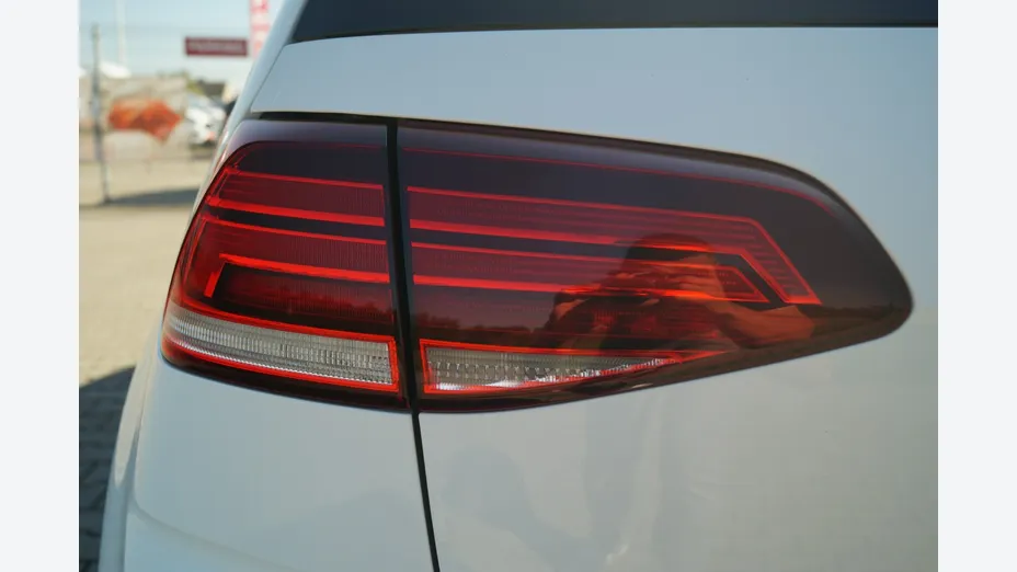 VOLKSWAGEN Golf -