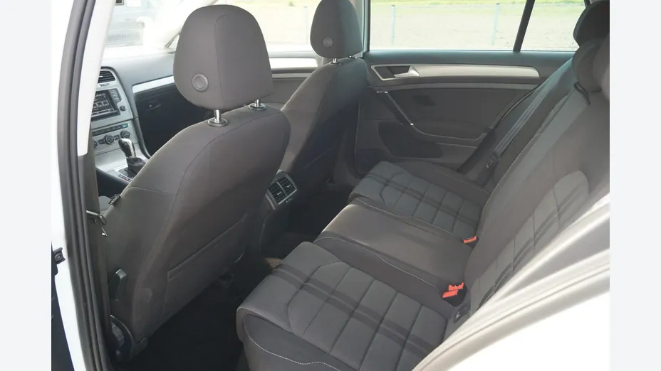 VOLKSWAGEN Golf -