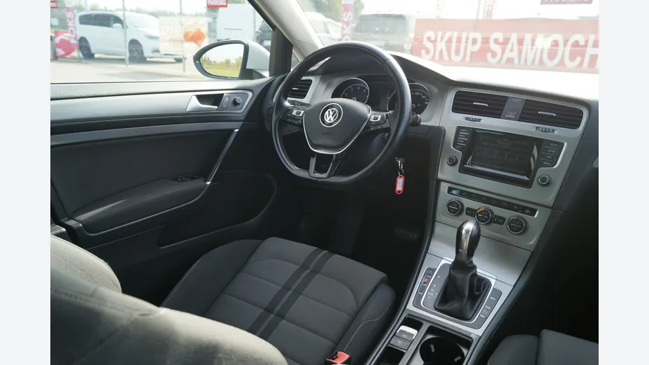 VOLKSWAGEN Golf -
