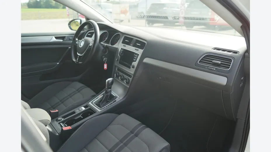 VOLKSWAGEN Golf -