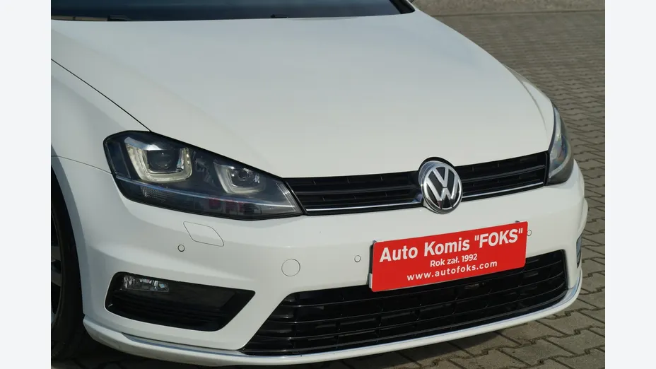 VOLKSWAGEN Golf -