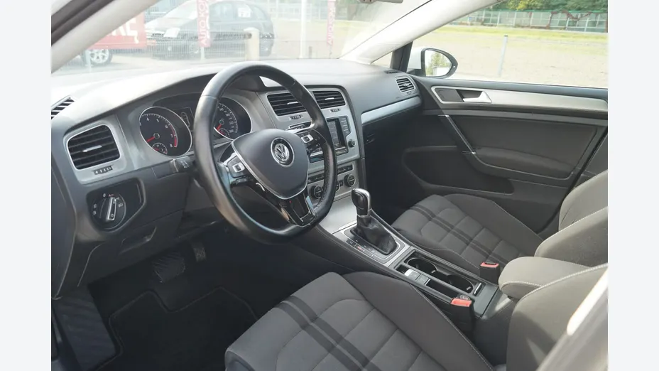 VOLKSWAGEN Golf -