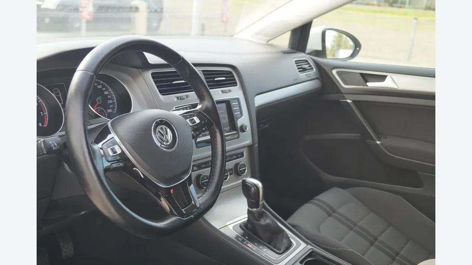 VOLKSWAGEN Golf -
