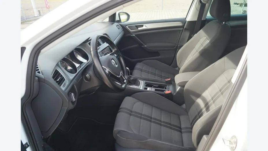 VOLKSWAGEN Golf -