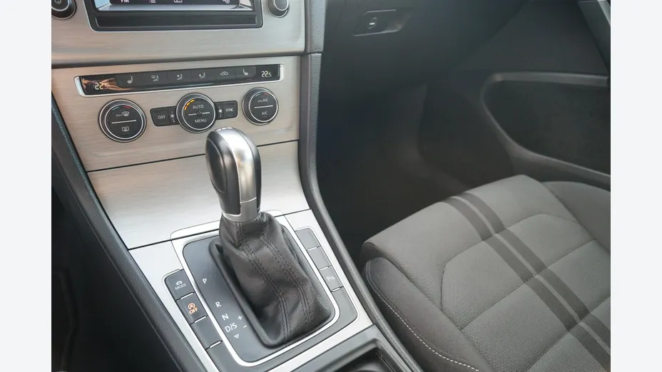 VOLKSWAGEN Golf -