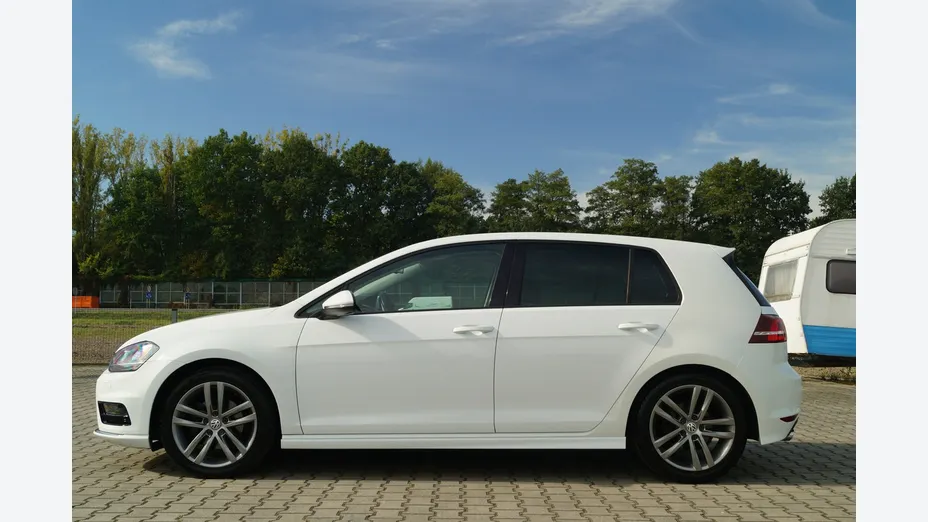 VOLKSWAGEN Golf -