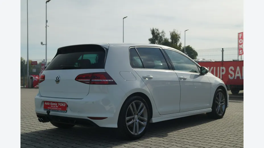 VOLKSWAGEN Golf -