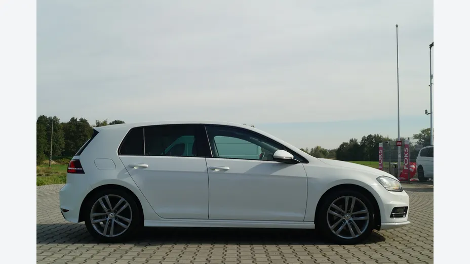 VOLKSWAGEN Golf -