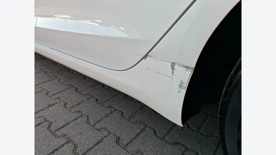 TESLA Model 3 -