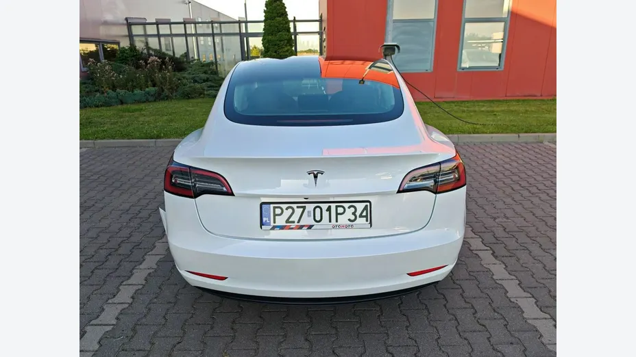 TESLA Model 3 -