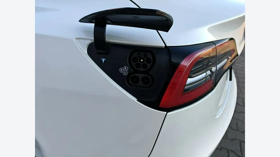 TESLA Model 3 -