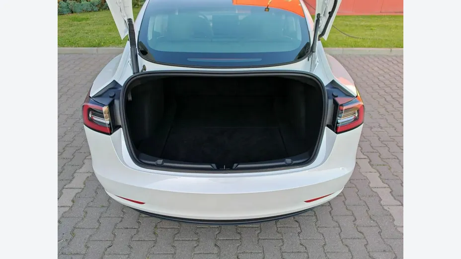 TESLA Model 3 -