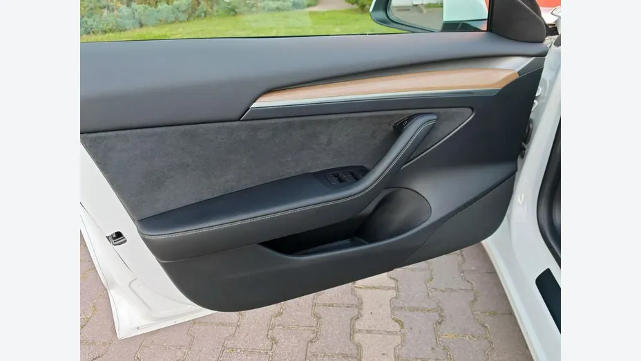 TESLA Model 3 -
