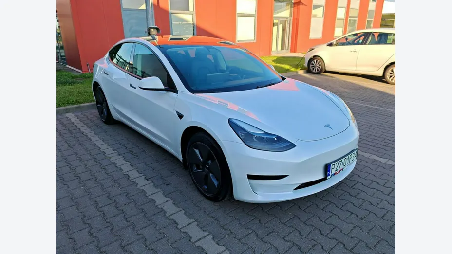 TESLA Model 3 -