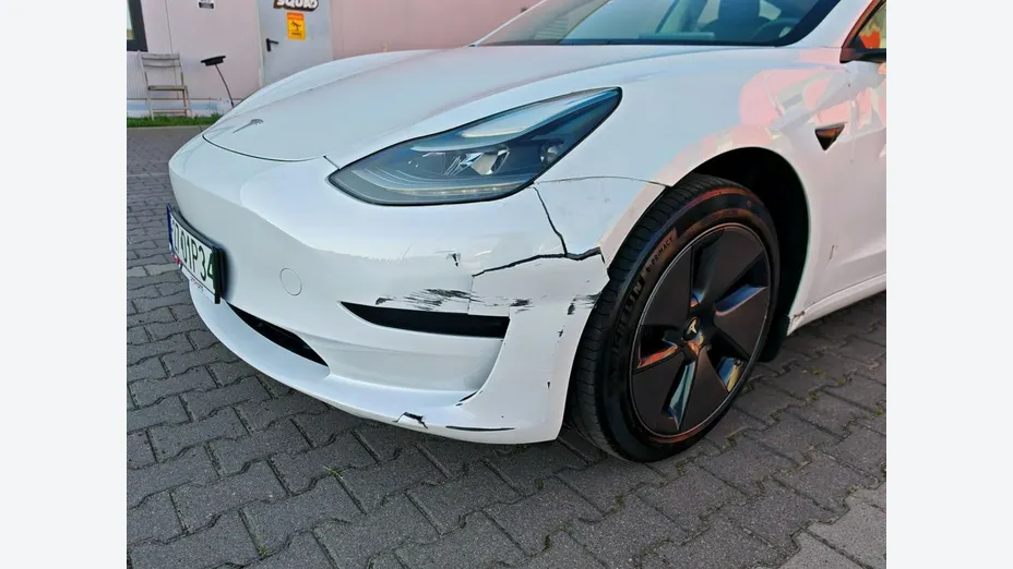 TESLA Model 3 -
