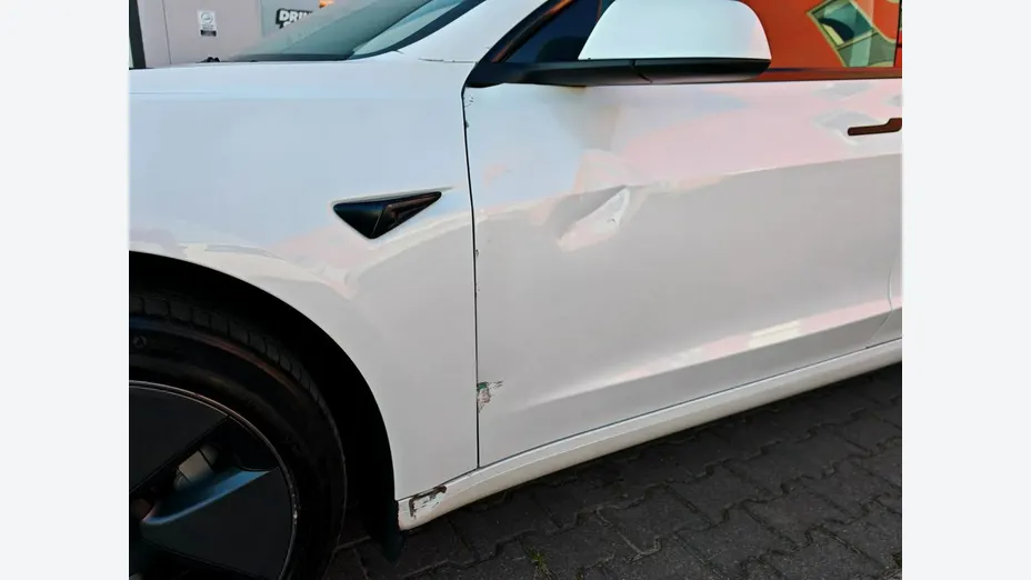TESLA Model 3 -