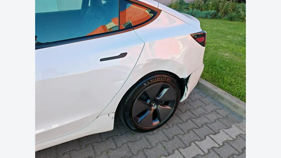 TESLA Model 3 -