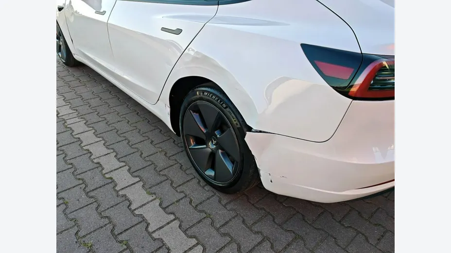 TESLA Model 3 -