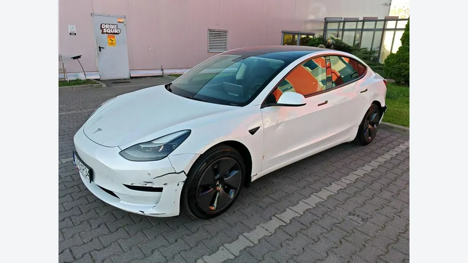 TESLA Model 3 -