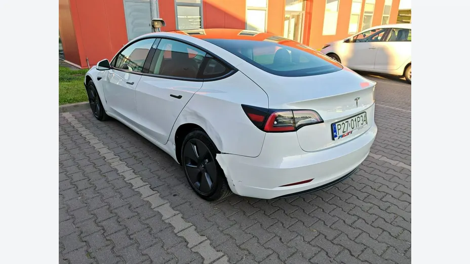 TESLA Model 3 -