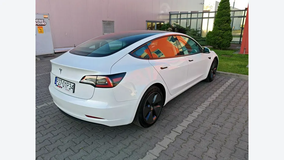TESLA Model 3 -