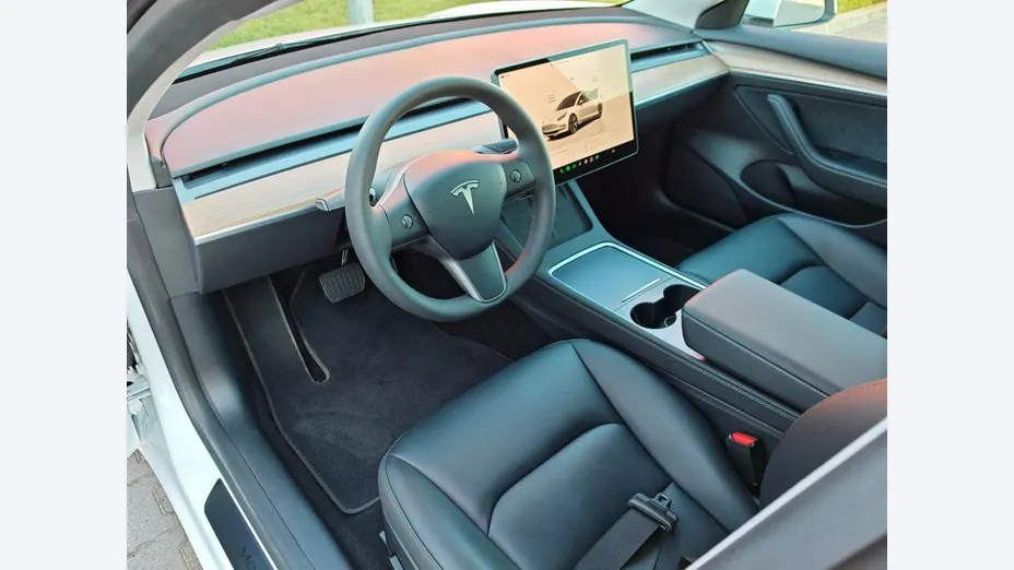TESLA Model 3 -