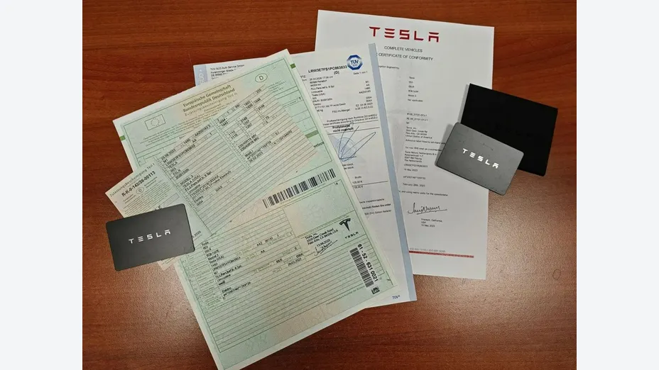 TESLA Model 3 -