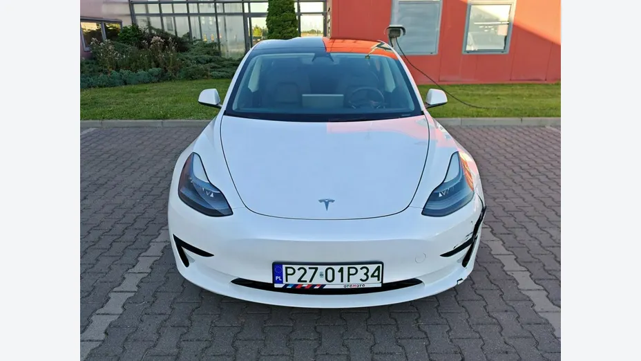 TESLA Model 3 -