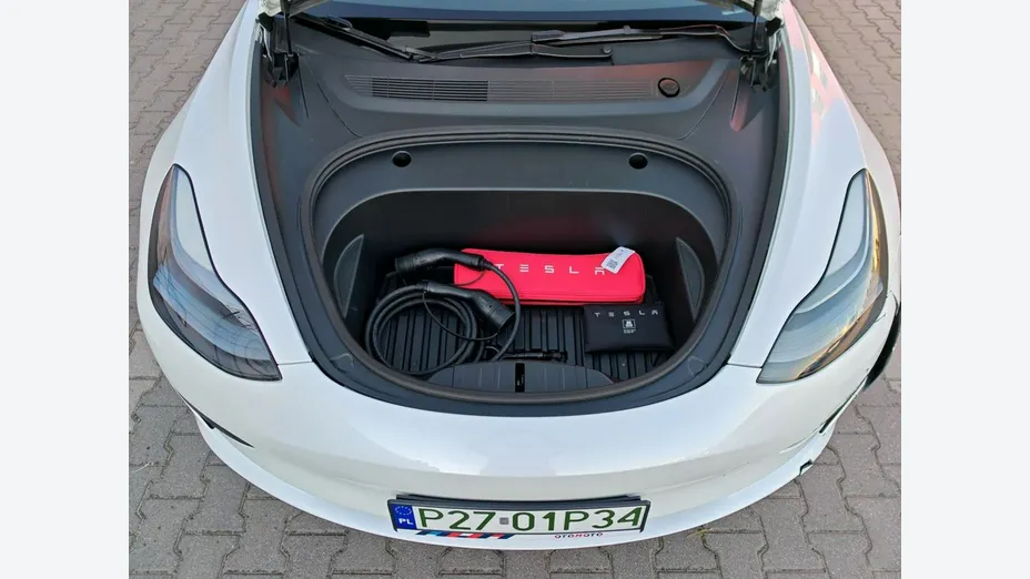 TESLA Model 3 -