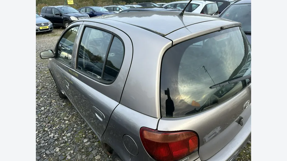 TOYOTA Yaris -