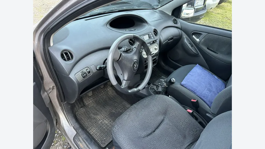 TOYOTA Yaris -