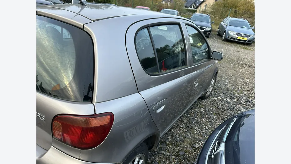 TOYOTA Yaris -