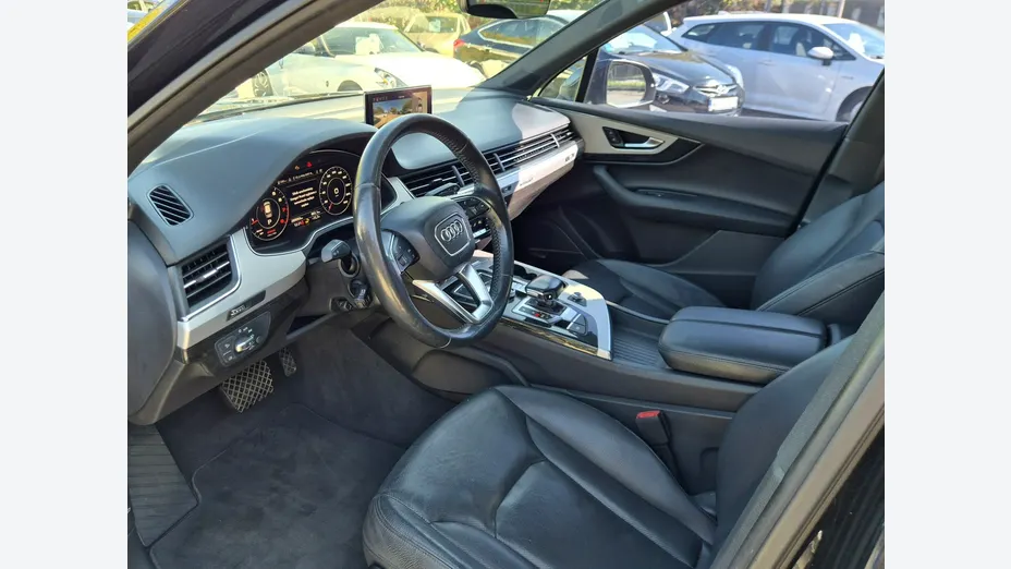 AUDI Q7 -