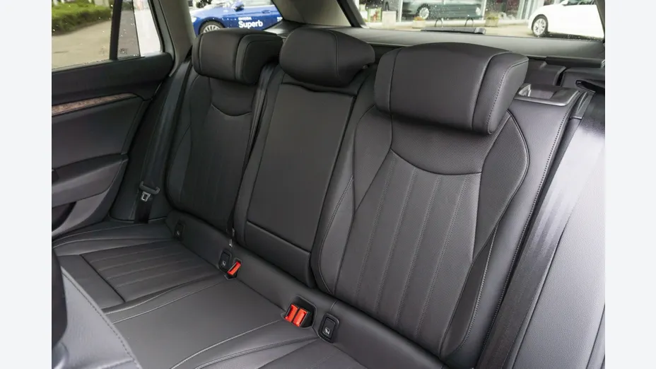 SKODA Superb -