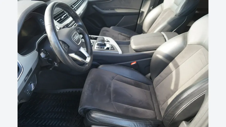 AUDI Q7 -