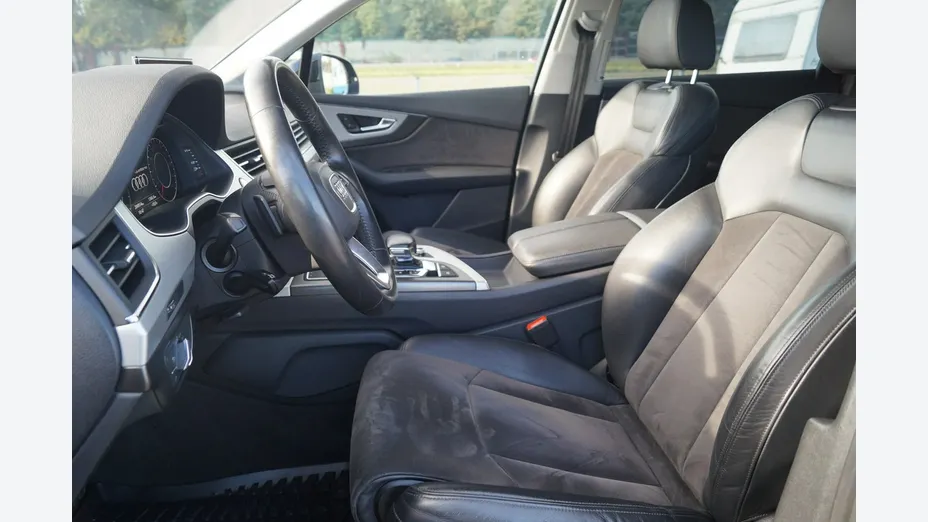 AUDI Q7 -
