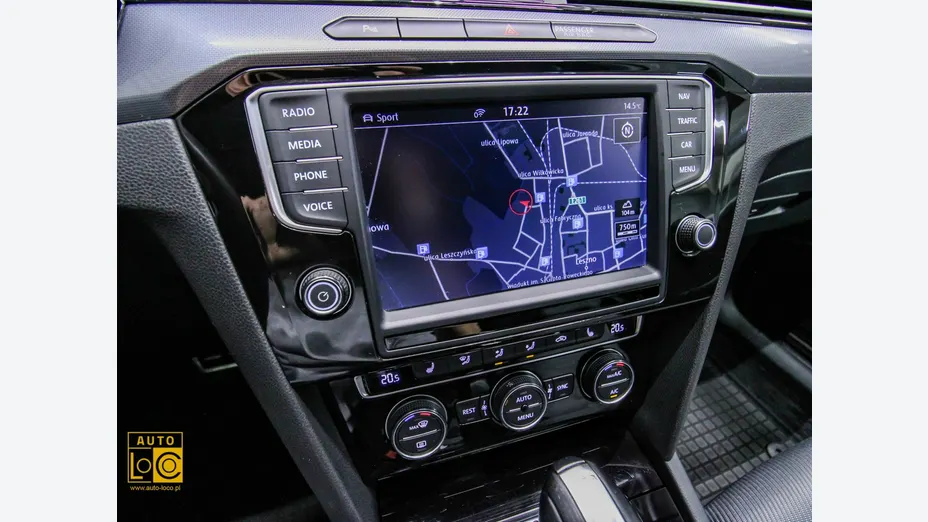 VOLKSWAGEN Passat -