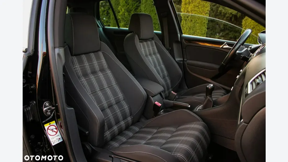 VOLKSWAGEN Golf -