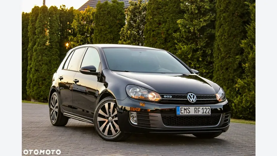 VOLKSWAGEN Golf -