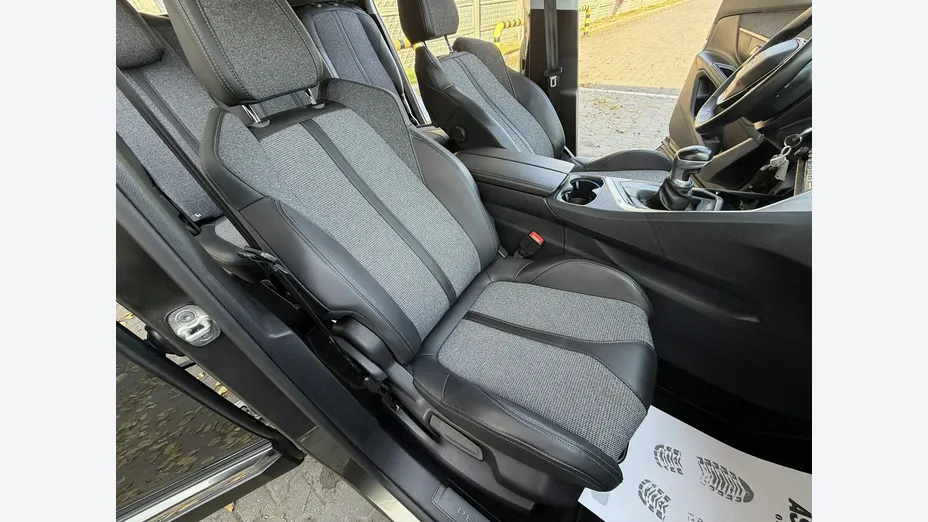 PEUGEOT 5008 -