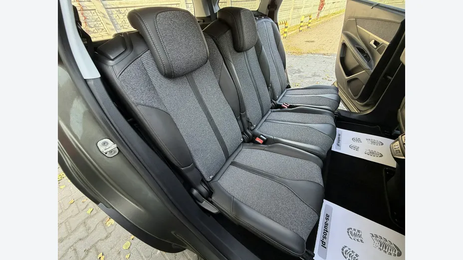 PEUGEOT 5008 -