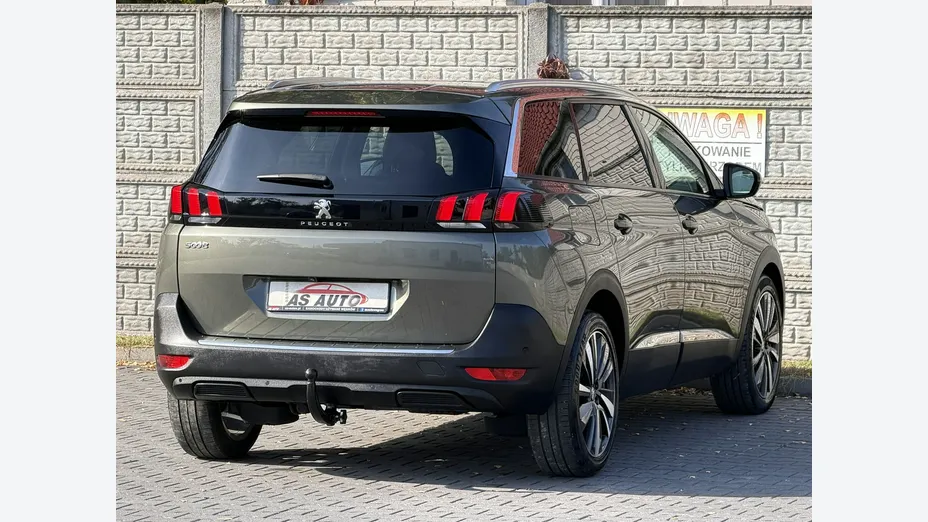 PEUGEOT 5008 -