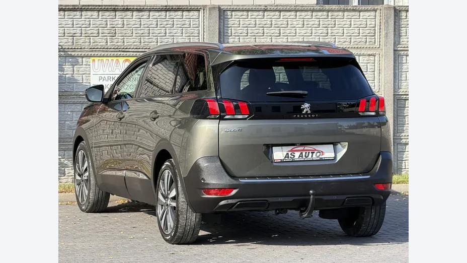 PEUGEOT 5008 -