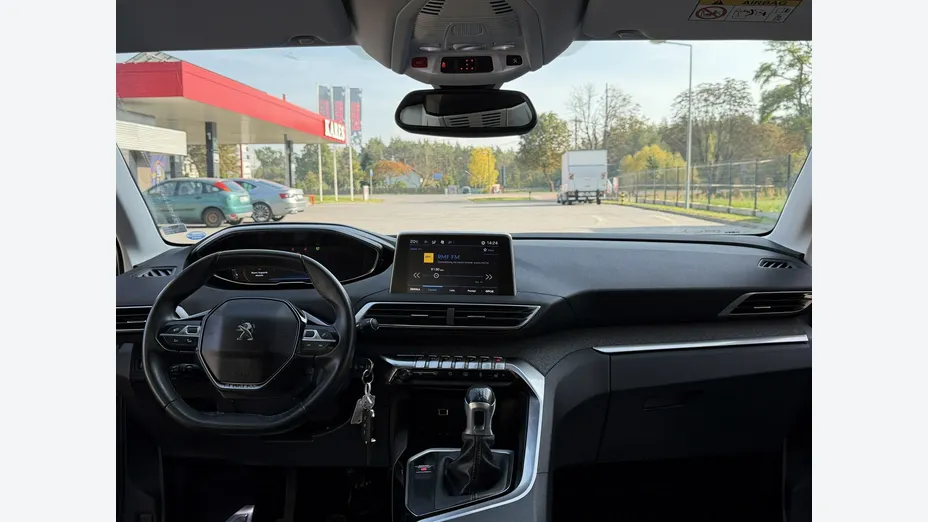 PEUGEOT 5008 -