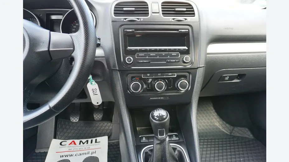 VOLKSWAGEN Golf -