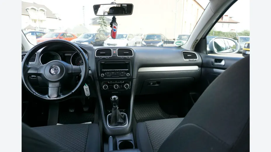 VOLKSWAGEN Golf -