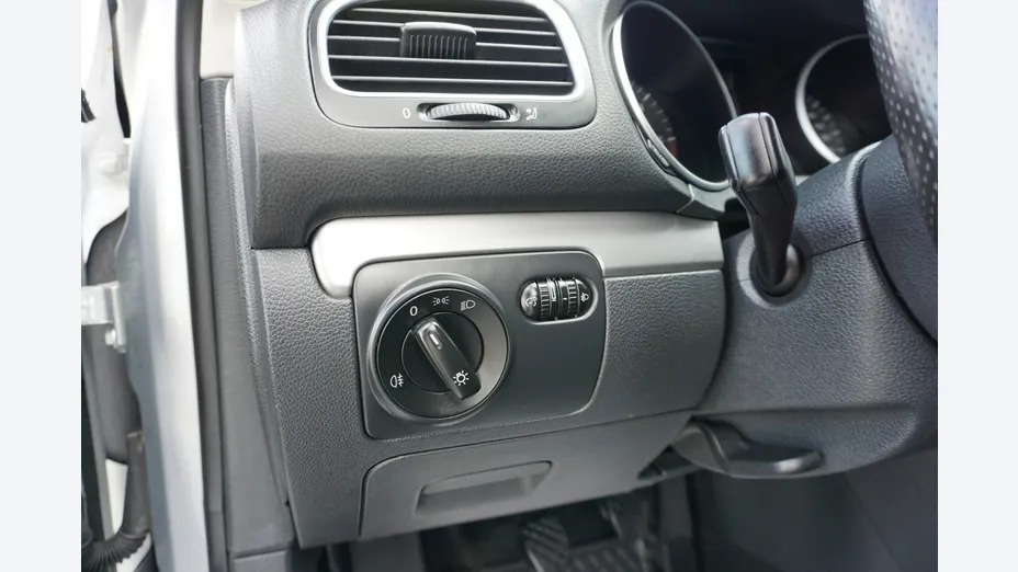 VOLKSWAGEN Golf -
