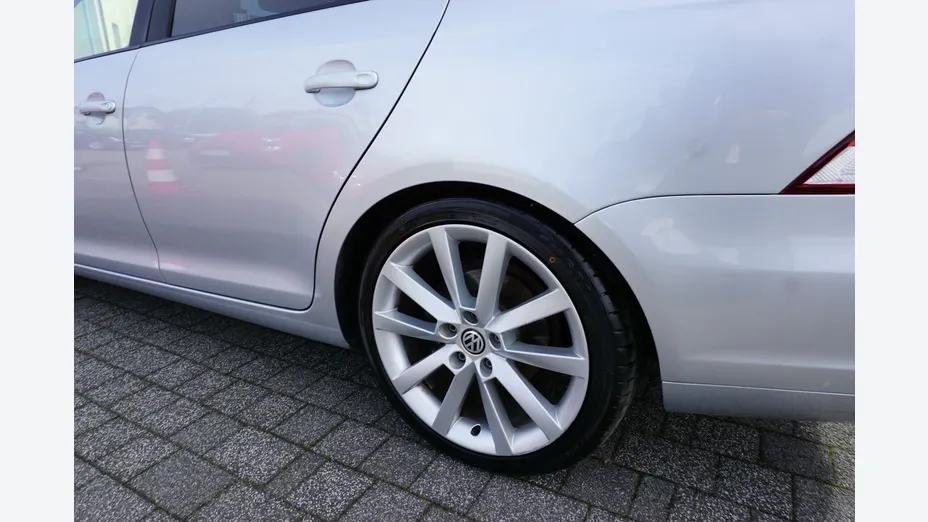 VOLKSWAGEN Golf -