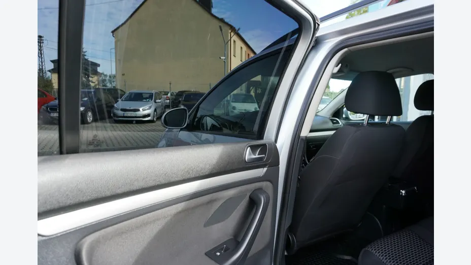 VOLKSWAGEN Golf -