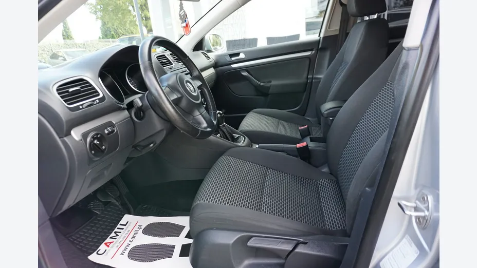 VOLKSWAGEN Golf -